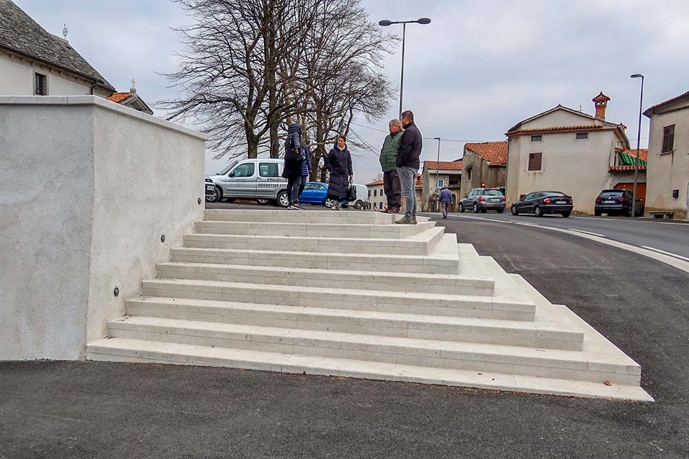 Ureditev ceste in izgradnja hodnika za pešce ob regionalni cesti v Dutovljah