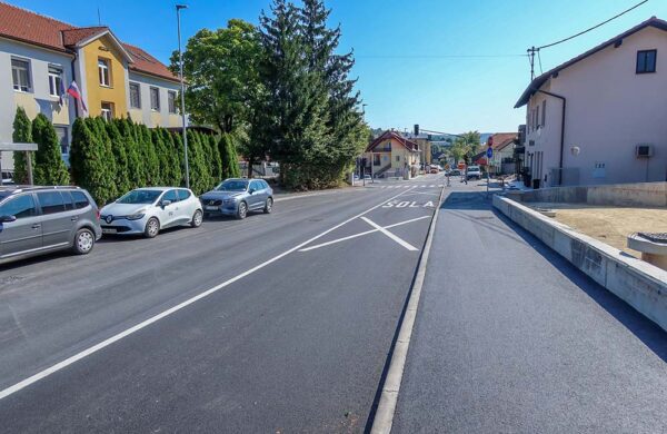 Ureditev križišča Bambič in Adamičeve ceste v Grosuplju