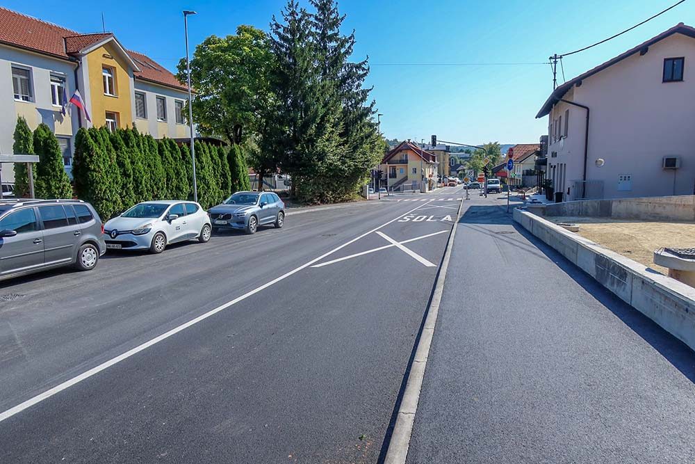 Ureditev križišča Bambič in Adamičeve ceste v Grosuplju